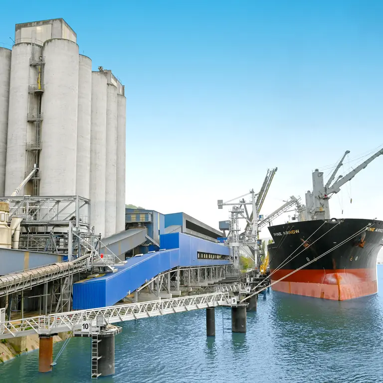 Photo d'un silo et d'un portique de chargement d'un panamax dans la Seine à Rouen